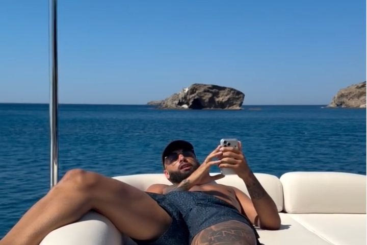 Ολυμπιακός: Ο Φουρνιέ απολαμβάνει τις διακοπές του στη Μήλο με τη σύζυγό του, βουτιές από τα βράχια και Λιόλιου στα ηχεία
